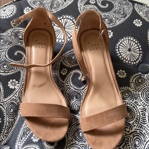 Gently worn nude heals